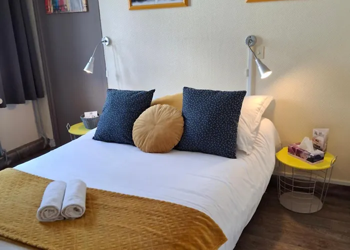 Logis Hotel Des Remparts - Saint-Lo